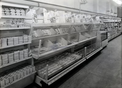 Feinkostabteilung, Woolworths Laden, 1956 von English Photographer